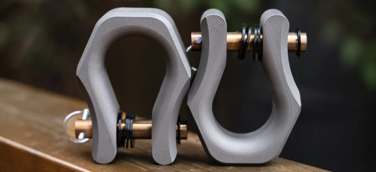 Steel D-ring shackles for heavy-duty use