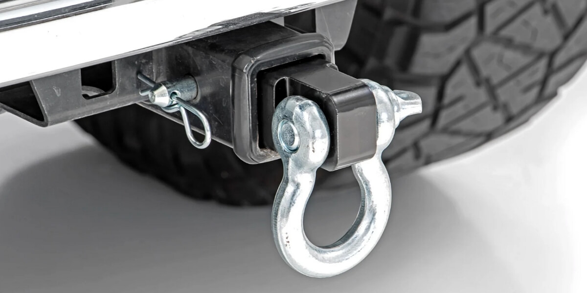a vehicle equipped with a D-ring shackle